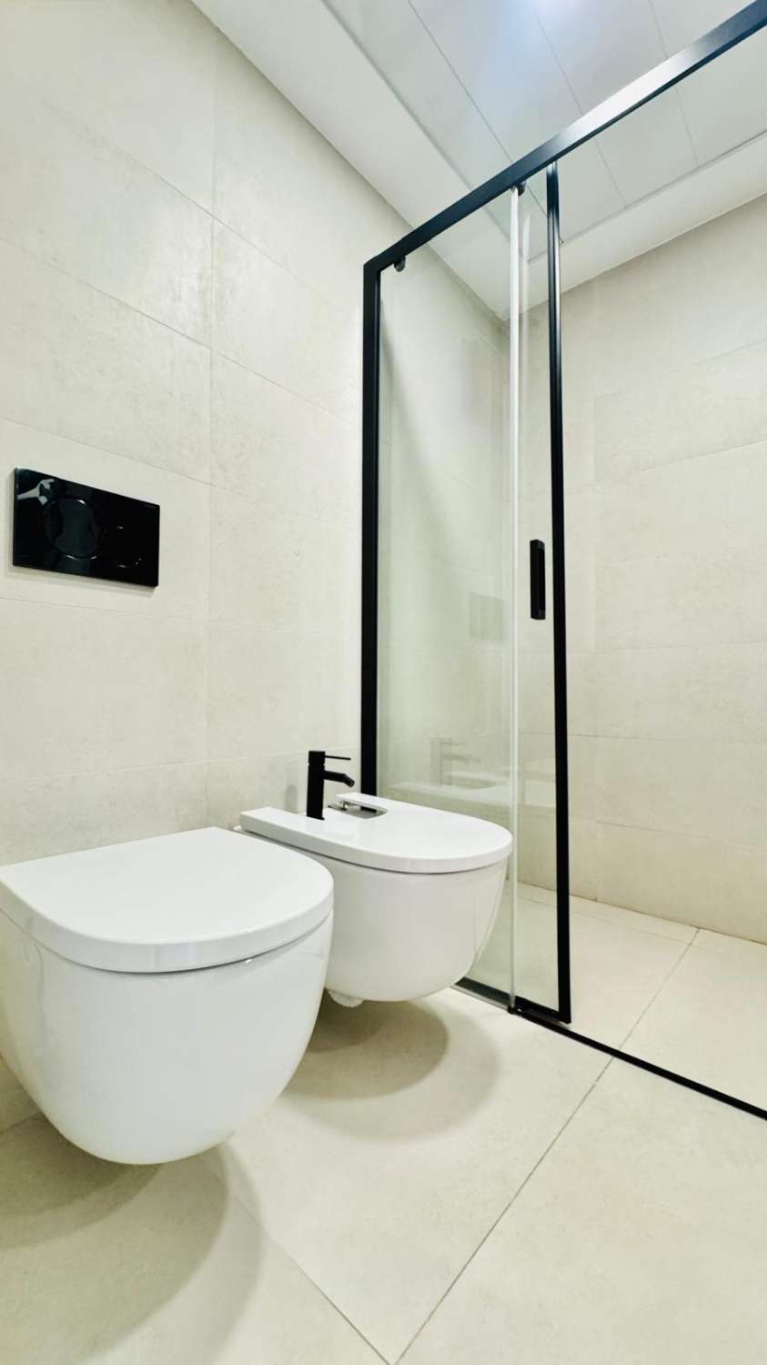 EXCLUSIVO ADOSADO EN ESQUINA REFORMADO A 200M DEL MAR EN LA VELETA – JARDÍN PRIVADO, 3 DORMITORIOS Y GARAJE