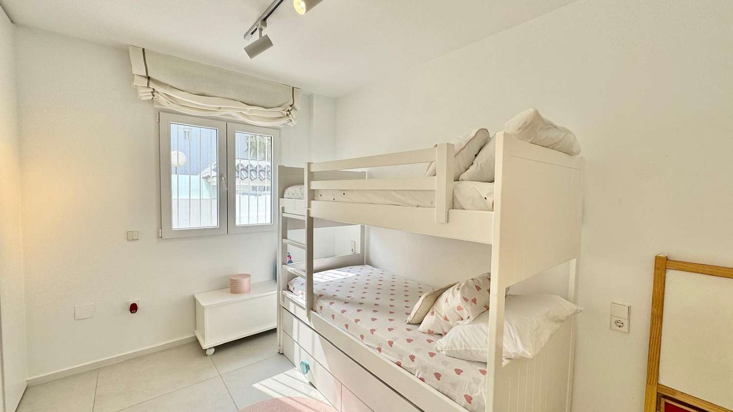 EXCLUSIVO ADOSADO EN ESQUINA REFORMADO A 200M DEL MAR EN LA VELETA – JARDÍN PRIVADO, 3 DORMITORIOS Y GARAJE