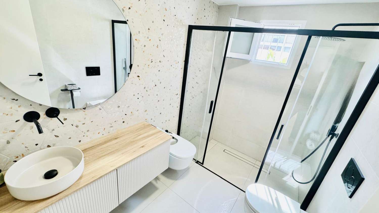 EXCLUSIVO ADOSADO EN ESQUINA REFORMADO A 200M DEL MAR EN LA VELETA – JARDÍN PRIVADO, 3 DORMITORIOS Y GARAJE