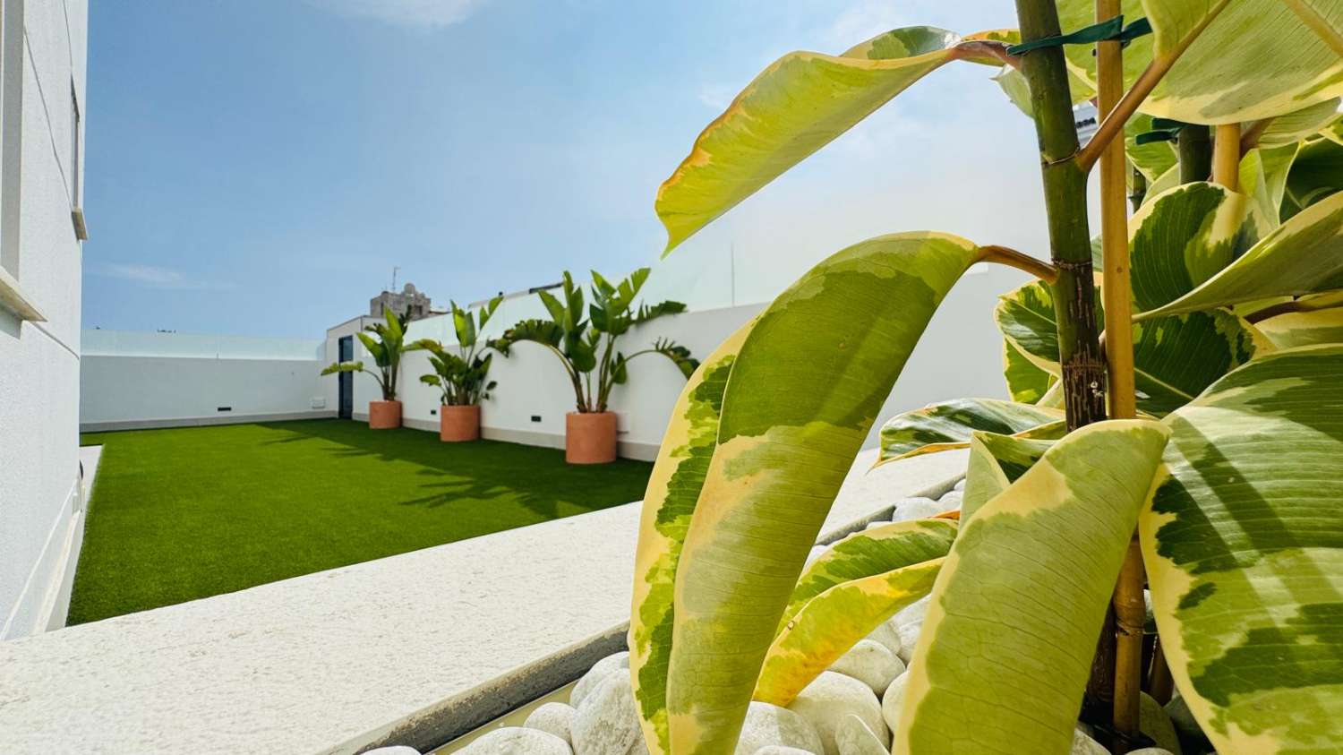 EXCLUSIVO ADOSADO EN ESQUINA REFORMADO A 200M DEL MAR EN LA VELETA – JARDÍN PRIVADO, 3 DORMITORIOS Y GARAJE