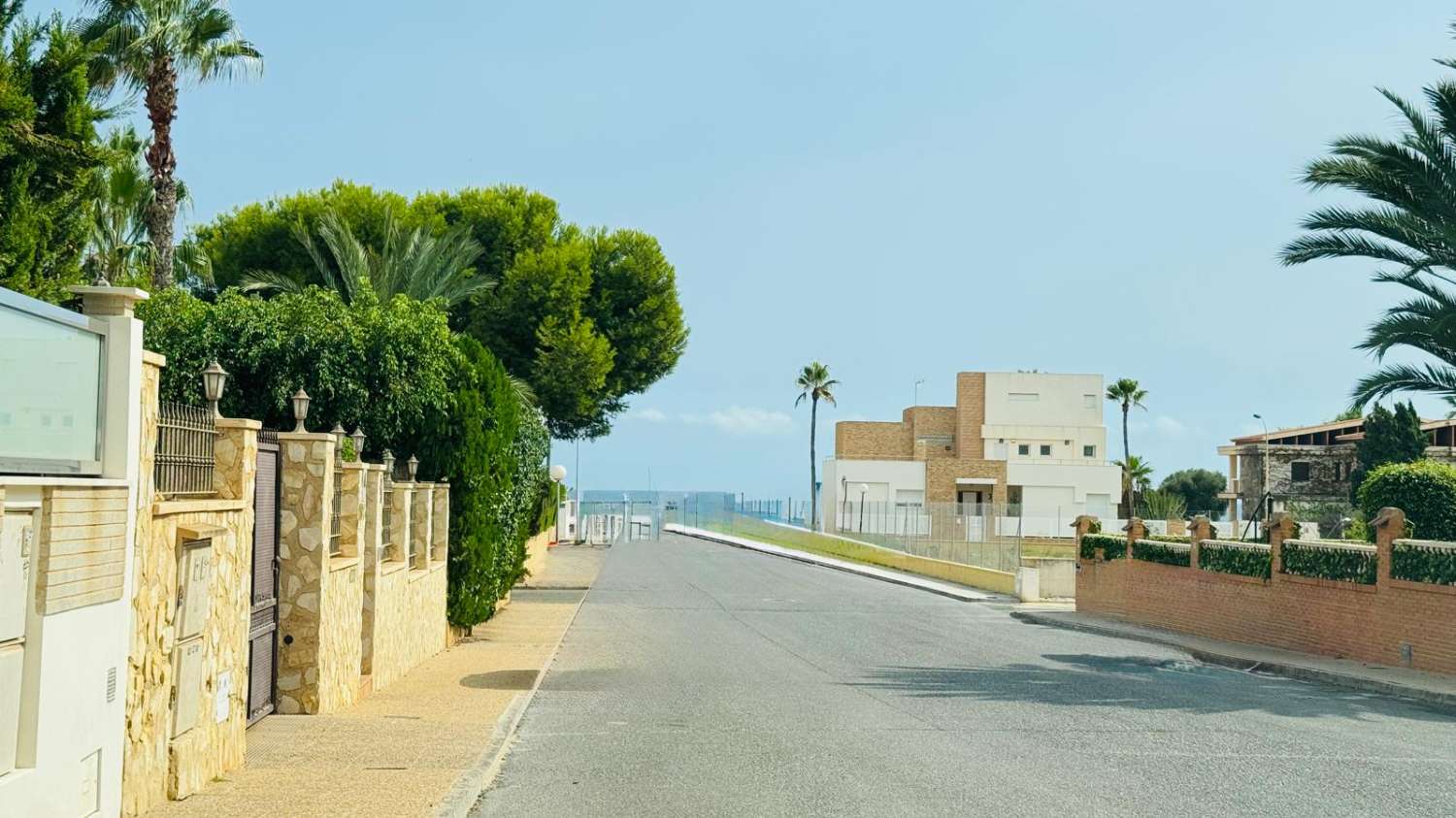 EXCLUSIVO ADOSADO EN ESQUINA REFORMADO A 200M DEL MAR EN LA VELETA – JARDÍN PRIVADO, 3 DORMITORIOS Y GARAJE