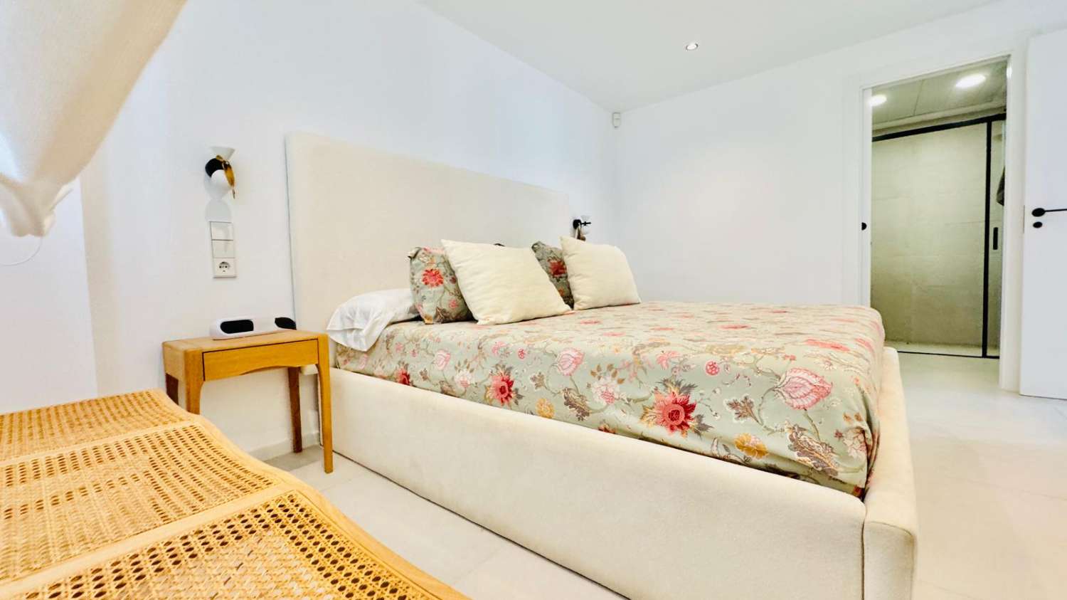 EXCLUSIVO ADOSADO EN ESQUINA REFORMADO A 200M DEL MAR EN LA VELETA – JARDÍN PRIVADO, 3 DORMITORIOS Y GARAJE