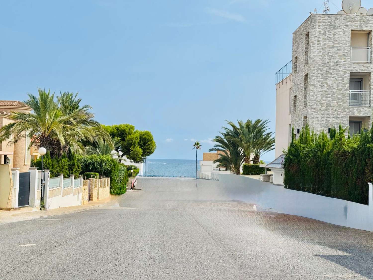 EXCLUSIVO ADOSADO EN ESQUINA REFORMADO A 200M DEL MAR EN LA VELETA – JARDÍN PRIVADO, 3 DORMITORIOS Y GARAJE