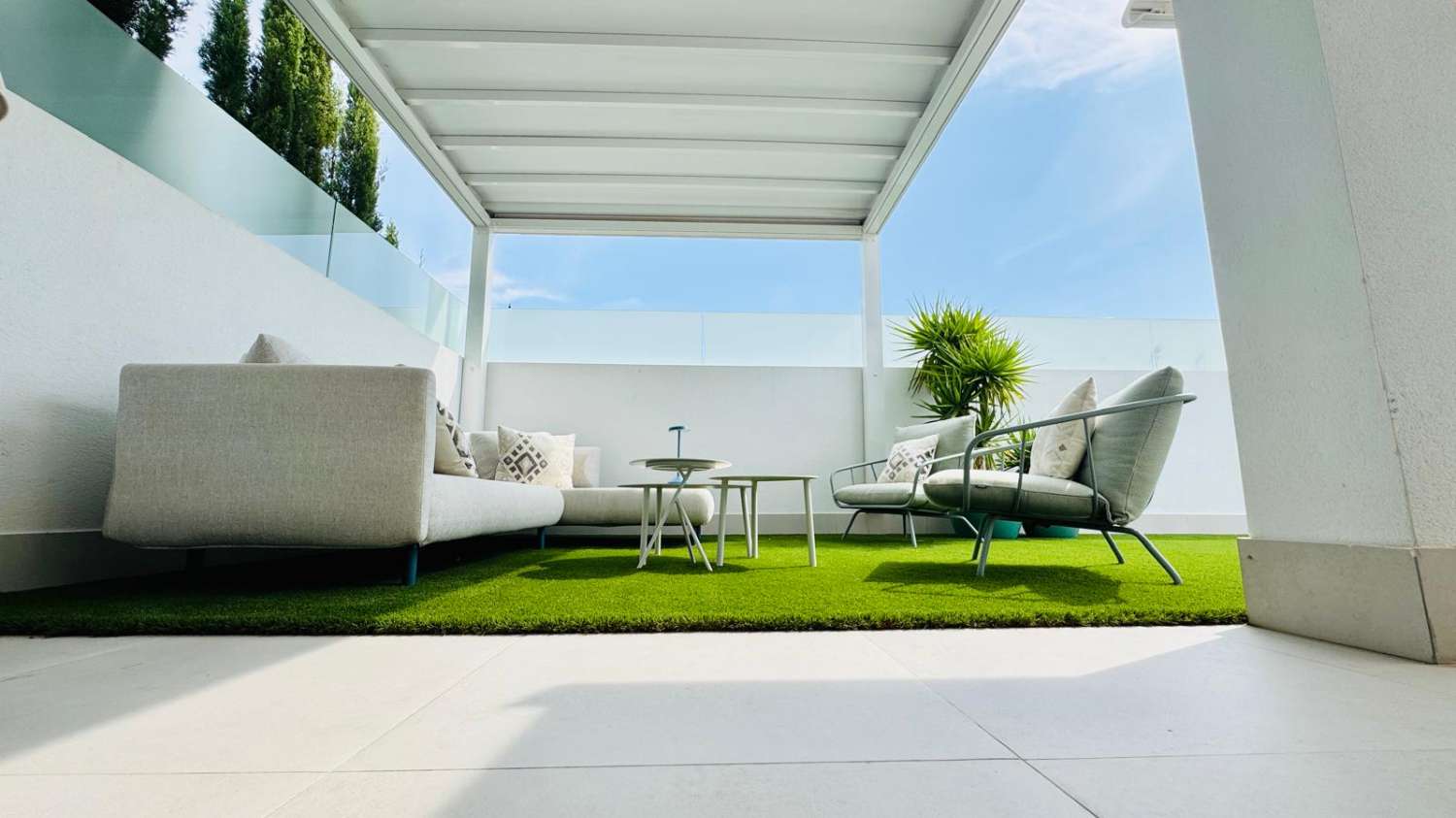 EXCLUSIVO ADOSADO EN ESQUINA REFORMADO A 200M DEL MAR EN LA VELETA – JARDÍN PRIVADO, 3 DORMITORIOS Y GARAJE