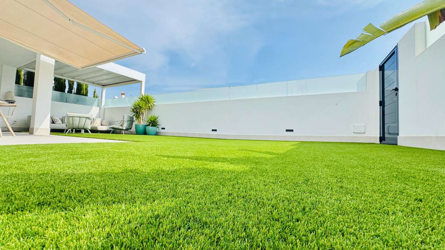 EXCLUSIVO ADOSADO EN ESQUINA REFORMADO A 200M DEL MAR EN LA VELETA – JARDÍN PRIVADO, 3 DORMITORIOS Y GARAJE