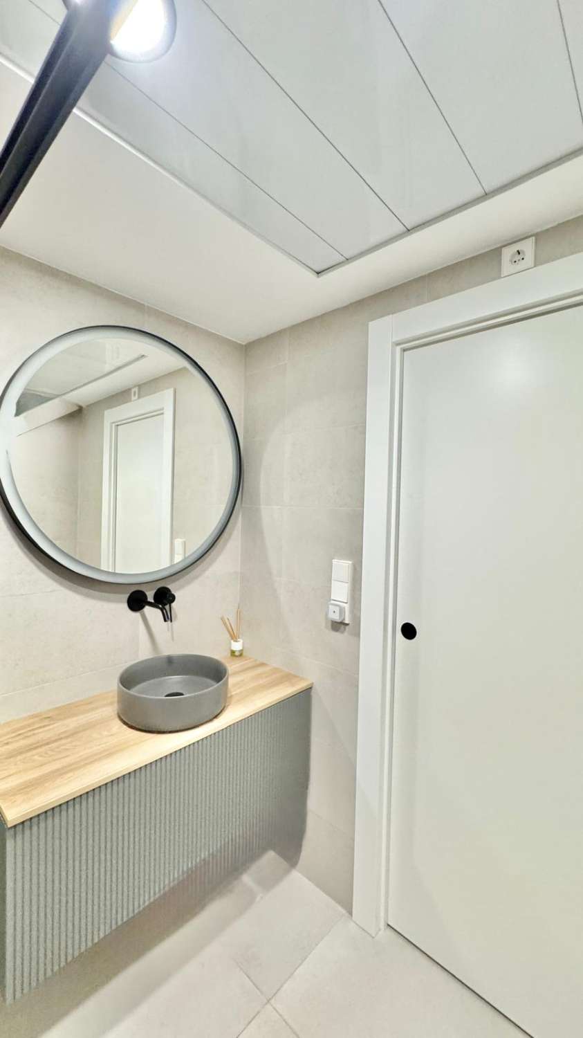 EXCLUSIVO ADOSADO EN ESQUINA REFORMADO A 200M DEL MAR EN LA VELETA – JARDÍN PRIVADO, 3 DORMITORIOS Y GARAJE