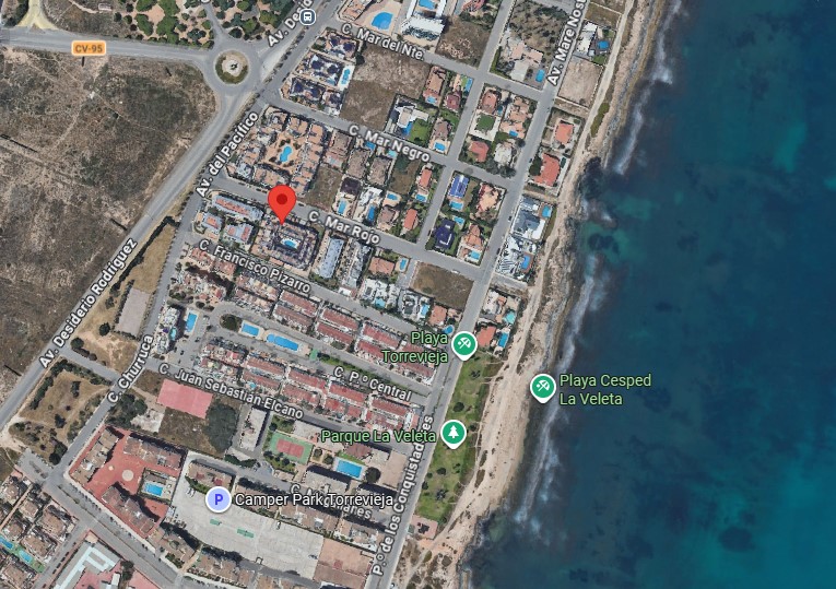 EXCLUSIVO ADOSADO EN ESQUINA REFORMADO A 200M DEL MAR EN LA VELETA – JARDÍN PRIVADO, 3 DORMITORIOS Y GARAJE