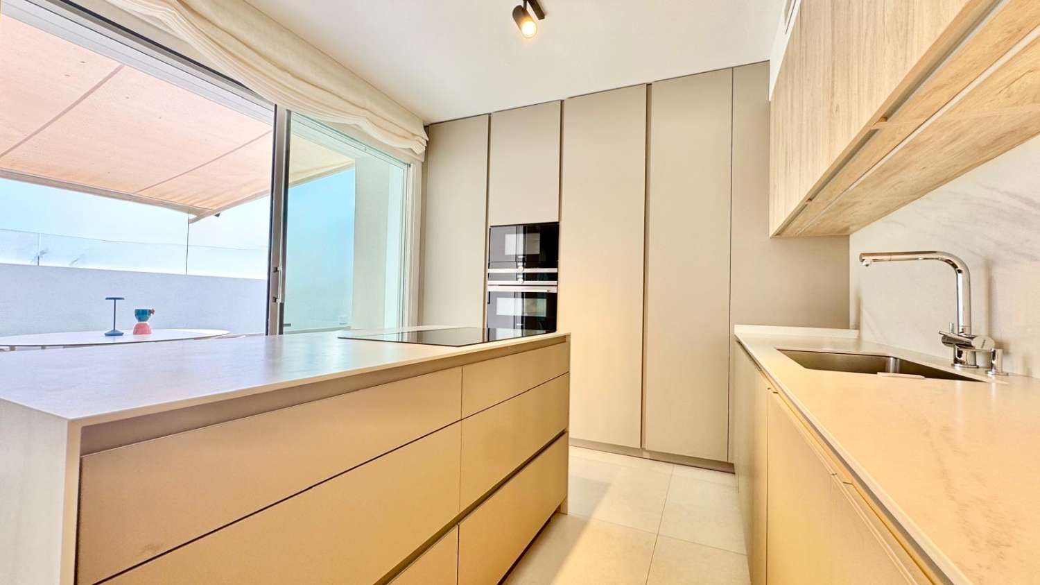 EXCLUSIVO ADOSADO EN ESQUINA REFORMADO A 200M DEL MAR EN LA VELETA – JARDÍN PRIVADO, 3 DORMITORIOS Y GARAJE