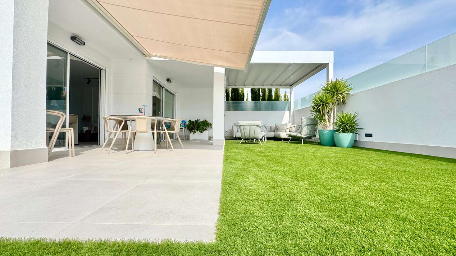 EXCLUSIVO ADOSADO EN ESQUINA REFORMADO A 200M DEL MAR EN LA VELETA – JARDÍN PRIVADO, 3 DORMITORIOS Y GARAJE