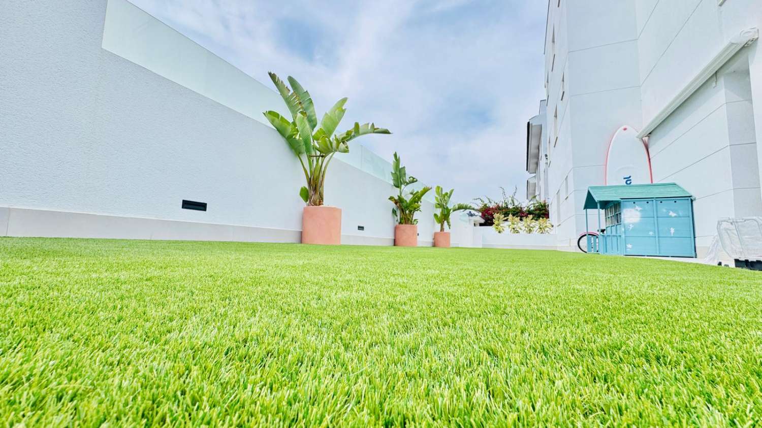 EXCLUSIVO ADOSADO EN ESQUINA REFORMADO A 200M DEL MAR EN LA VELETA – JARDÍN PRIVADO, 3 DORMITORIOS Y GARAJE