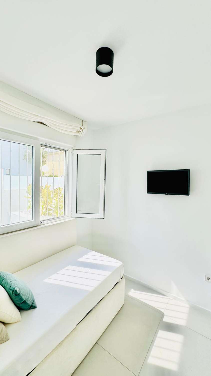 EXCLUSIVO ADOSADO EN ESQUINA REFORMADO A 200M DEL MAR EN LA VELETA – JARDÍN PRIVADO, 3 DORMITORIOS Y GARAJE