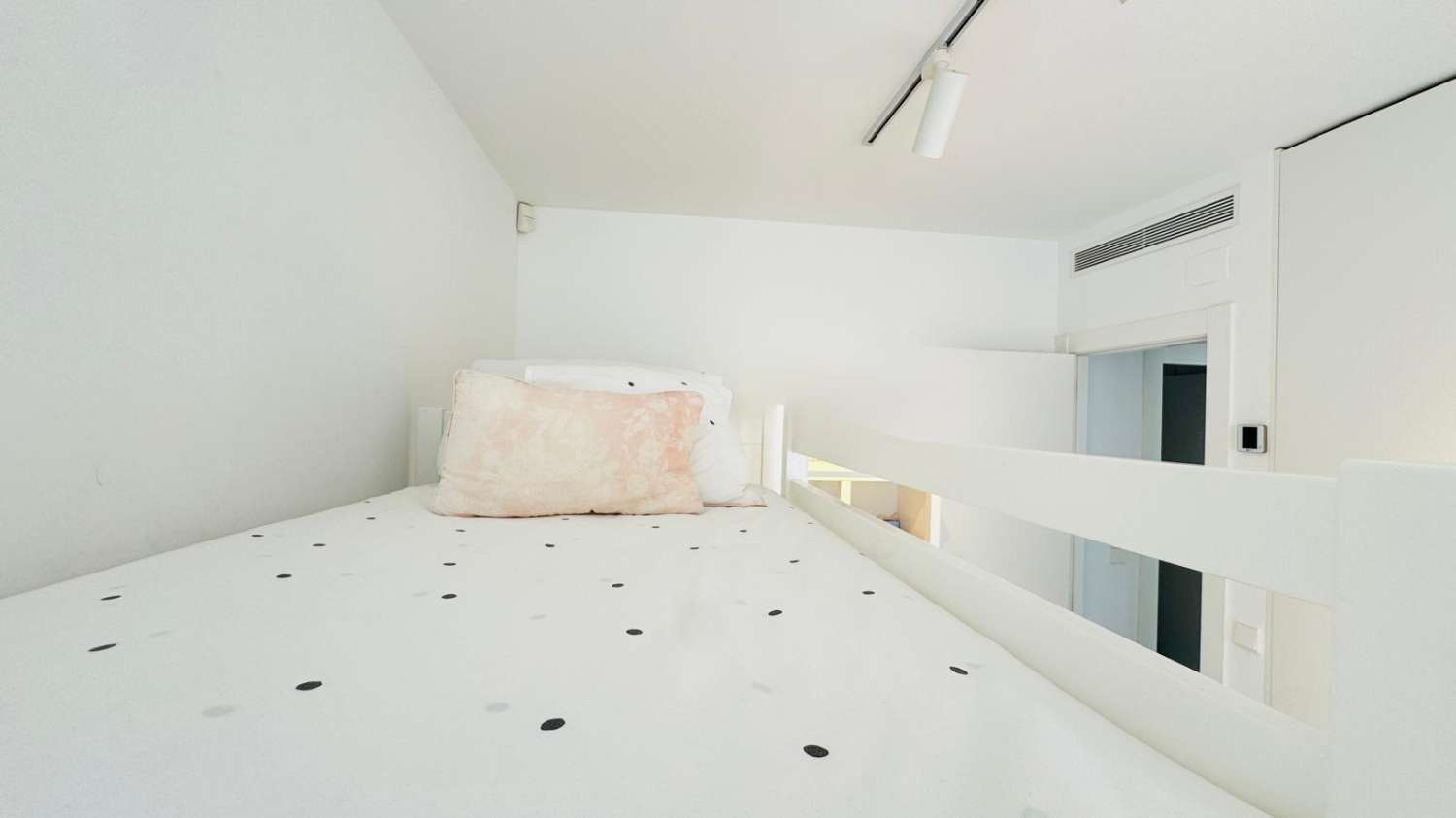 EXCLUSIVO ADOSADO EN ESQUINA REFORMADO A 200M DEL MAR EN LA VELETA – JARDÍN PRIVADO, 3 DORMITORIOS Y GARAJE