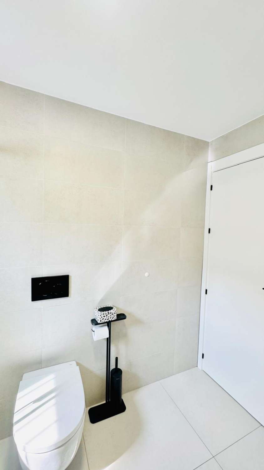 EXCLUSIVO ADOSADO EN ESQUINA REFORMADO A 200M DEL MAR EN LA VELETA – JARDÍN PRIVADO, 3 DORMITORIOS Y GARAJE