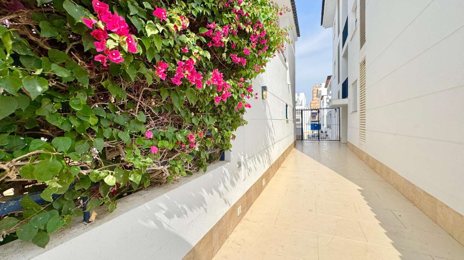 EXCLUSIVO ADOSADO EN ESQUINA REFORMADO A 200M DEL MAR EN LA VELETA – JARDÍN PRIVADO, 3 DORMITORIOS Y GARAJE