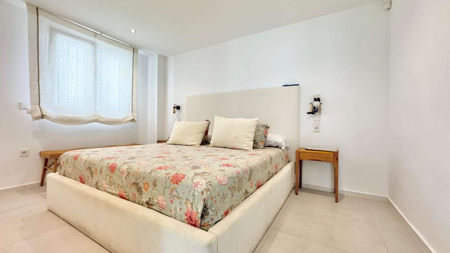 EXCLUSIVO ADOSADO EN ESQUINA REFORMADO A 200M DEL MAR EN LA VELETA – JARDÍN PRIVADO, 3 DORMITORIOS Y GARAJE