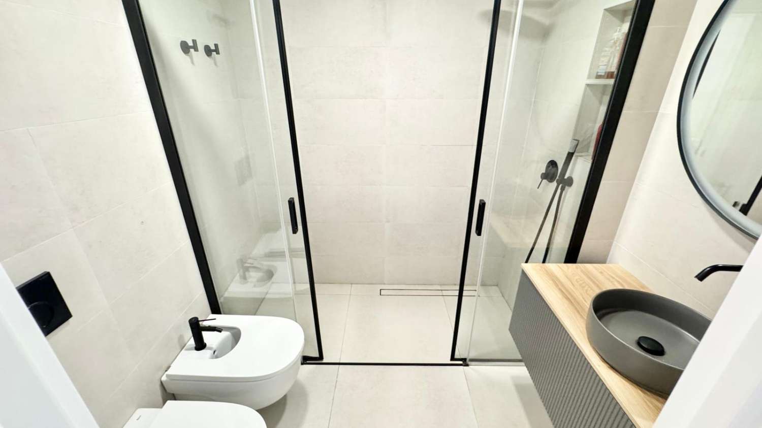 EXCLUSIVO ADOSADO EN ESQUINA REFORMADO A 200M DEL MAR EN LA VELETA – JARDÍN PRIVADO, 3 DORMITORIOS Y GARAJE