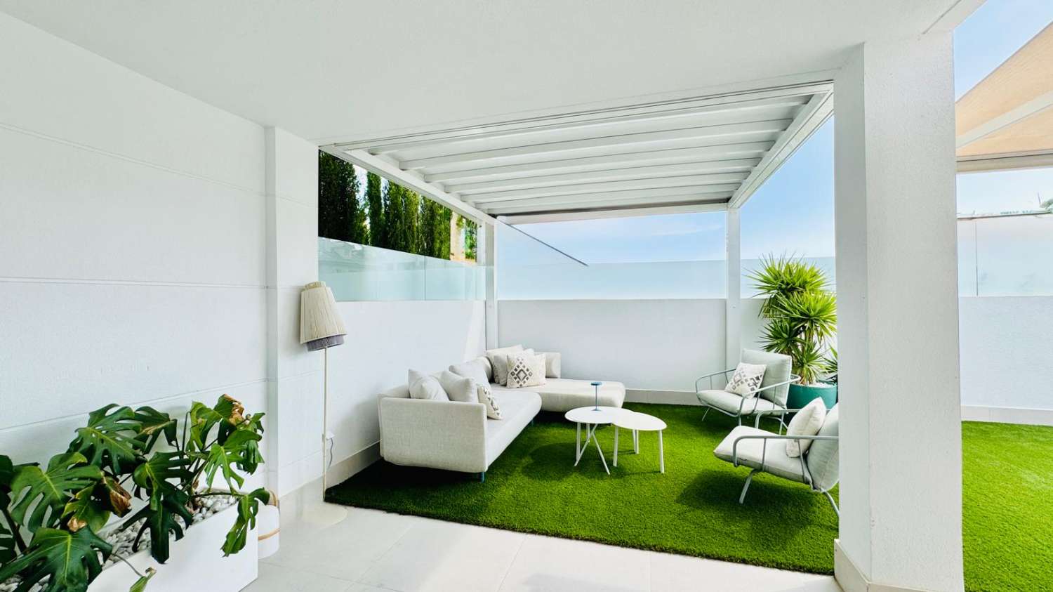 EXCLUSIVO ADOSADO EN ESQUINA REFORMADO A 200M DEL MAR EN LA VELETA – JARDÍN PRIVADO, 3 DORMITORIOS Y GARAJE