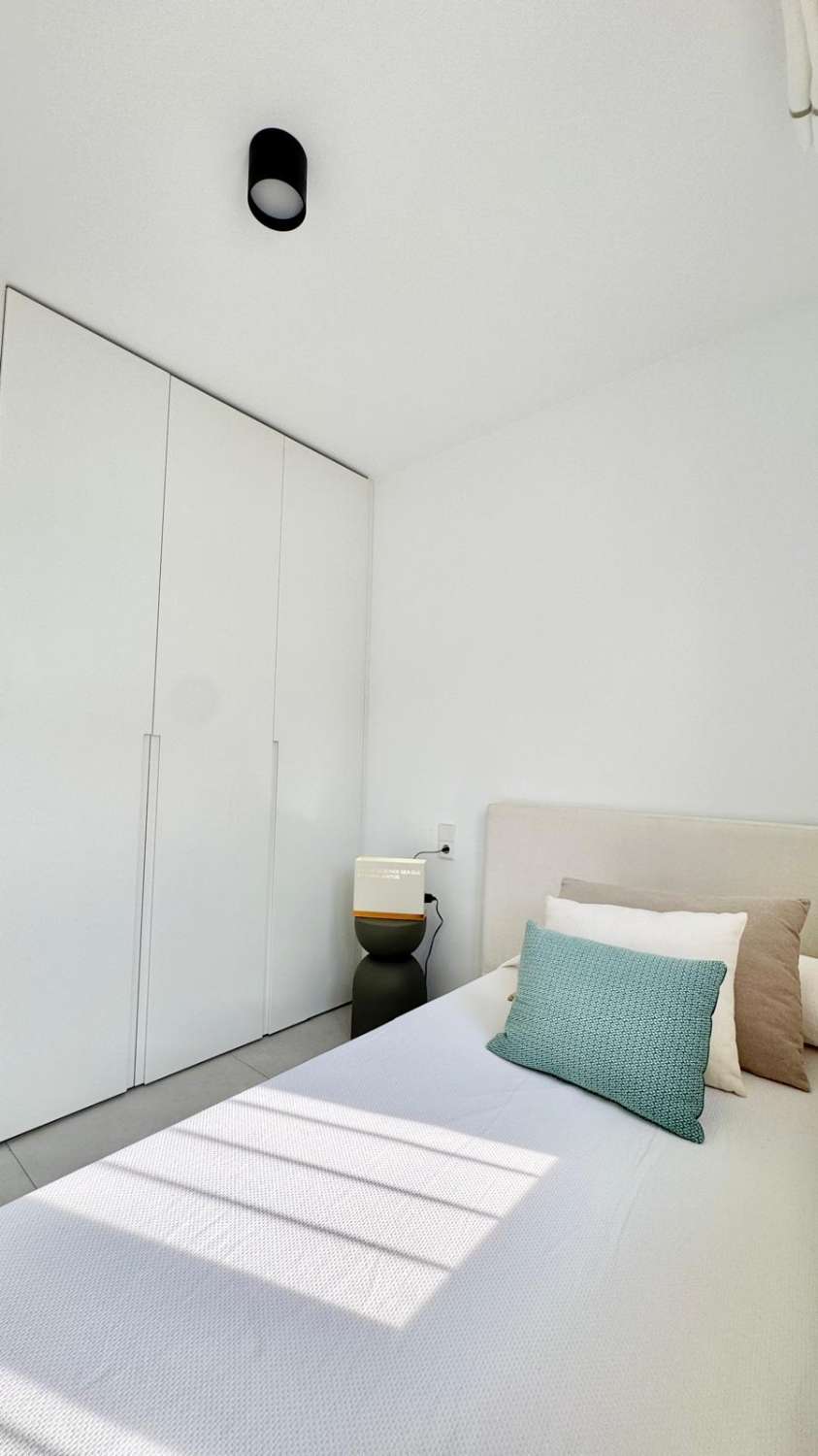 EXCLUSIVO ADOSADO EN ESQUINA REFORMADO A 200M DEL MAR EN LA VELETA – JARDÍN PRIVADO, 3 DORMITORIOS Y GARAJE