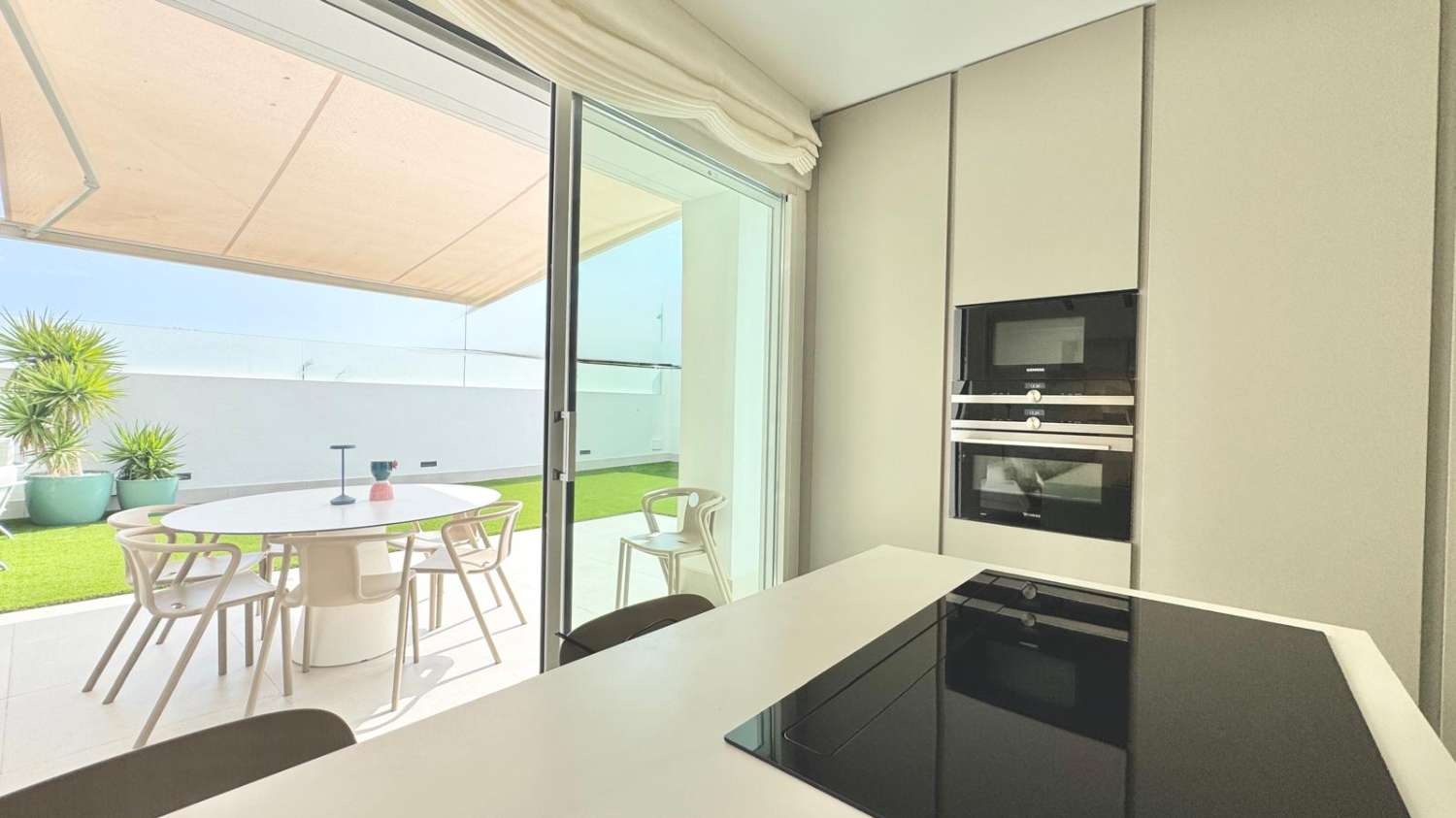 EXCLUSIVO ADOSADO EN ESQUINA REFORMADO A 200M DEL MAR EN LA VELETA – JARDÍN PRIVADO, 3 DORMITORIOS Y GARAJE