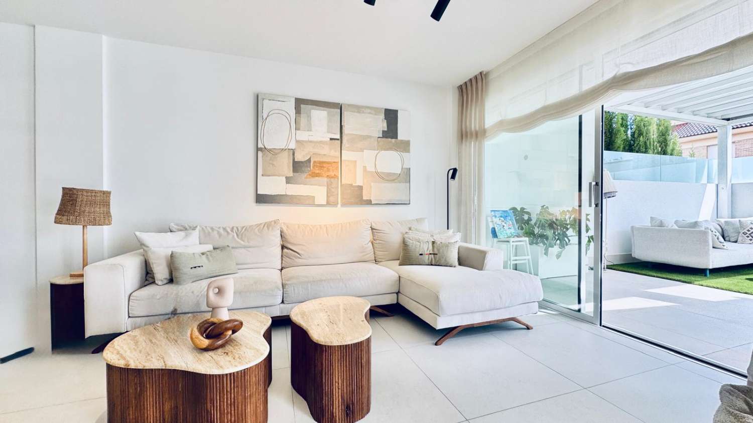 EXCLUSIVO ADOSADO EN ESQUINA REFORMADO A 200M DEL MAR EN LA VELETA – JARDÍN PRIVADO, 3 DORMITORIOS Y GARAJE