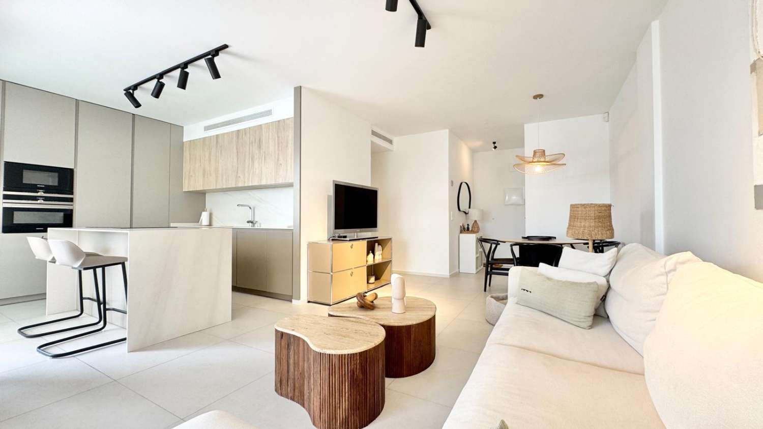 EXCLUSIVO ADOSADO EN ESQUINA REFORMADO A 200M DEL MAR EN LA VELETA – JARDÍN PRIVADO, 3 DORMITORIOS Y GARAJE