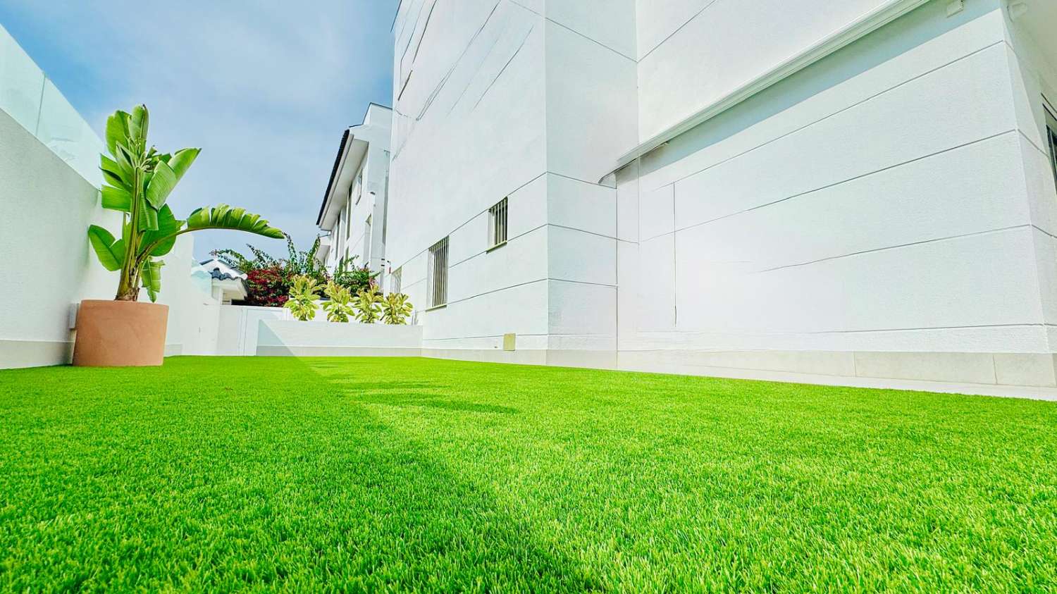 EXCLUSIVO ADOSADO EN ESQUINA REFORMADO A 200M DEL MAR EN LA VELETA – JARDÍN PRIVADO, 3 DORMITORIOS Y GARAJE