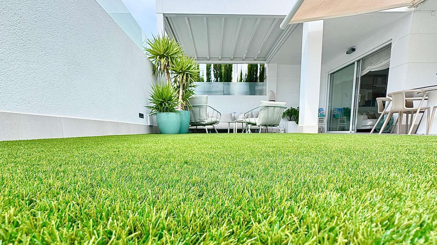 EXCLUSIVO ADOSADO EN ESQUINA REFORMADO A 200M DEL MAR EN LA VELETA – JARDÍN PRIVADO, 3 DORMITORIOS Y GARAJE