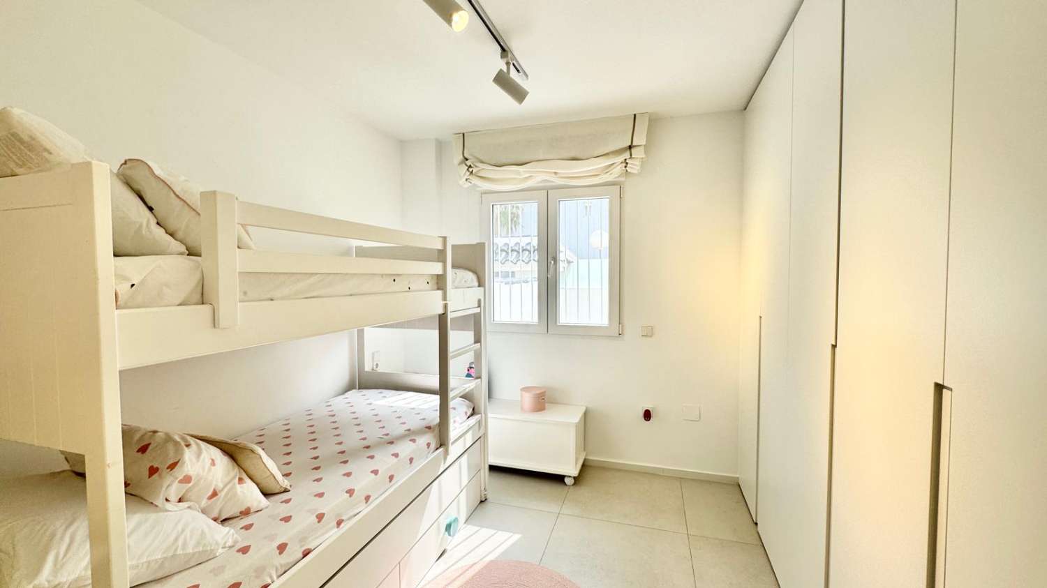 EXCLUSIVO ADOSADO EN ESQUINA REFORMADO A 200M DEL MAR EN LA VELETA – JARDÍN PRIVADO, 3 DORMITORIOS Y GARAJE