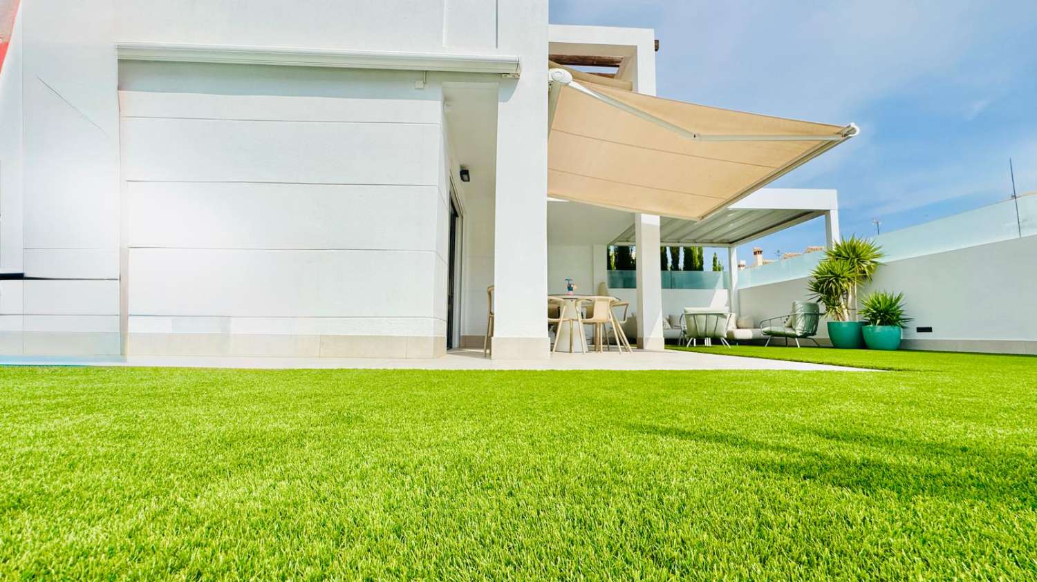 EXCLUSIVO ADOSADO EN ESQUINA REFORMADO A 200M DEL MAR EN LA VELETA – JARDÍN PRIVADO, 3 DORMITORIOS Y GARAJE