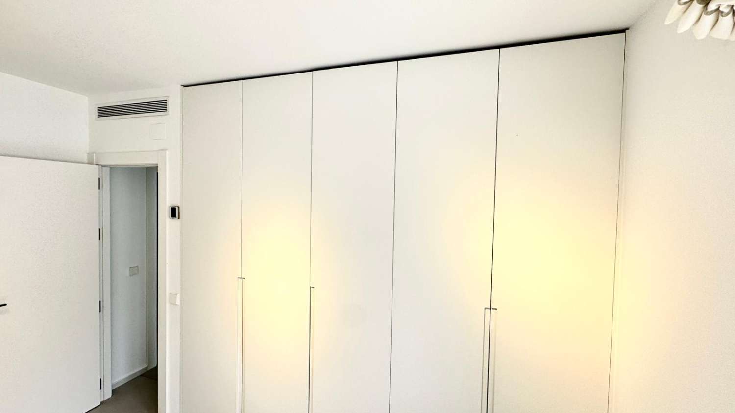 EXCLUSIVO ADOSADO EN ESQUINA REFORMADO A 200M DEL MAR EN LA VELETA – JARDÍN PRIVADO, 3 DORMITORIOS Y GARAJE