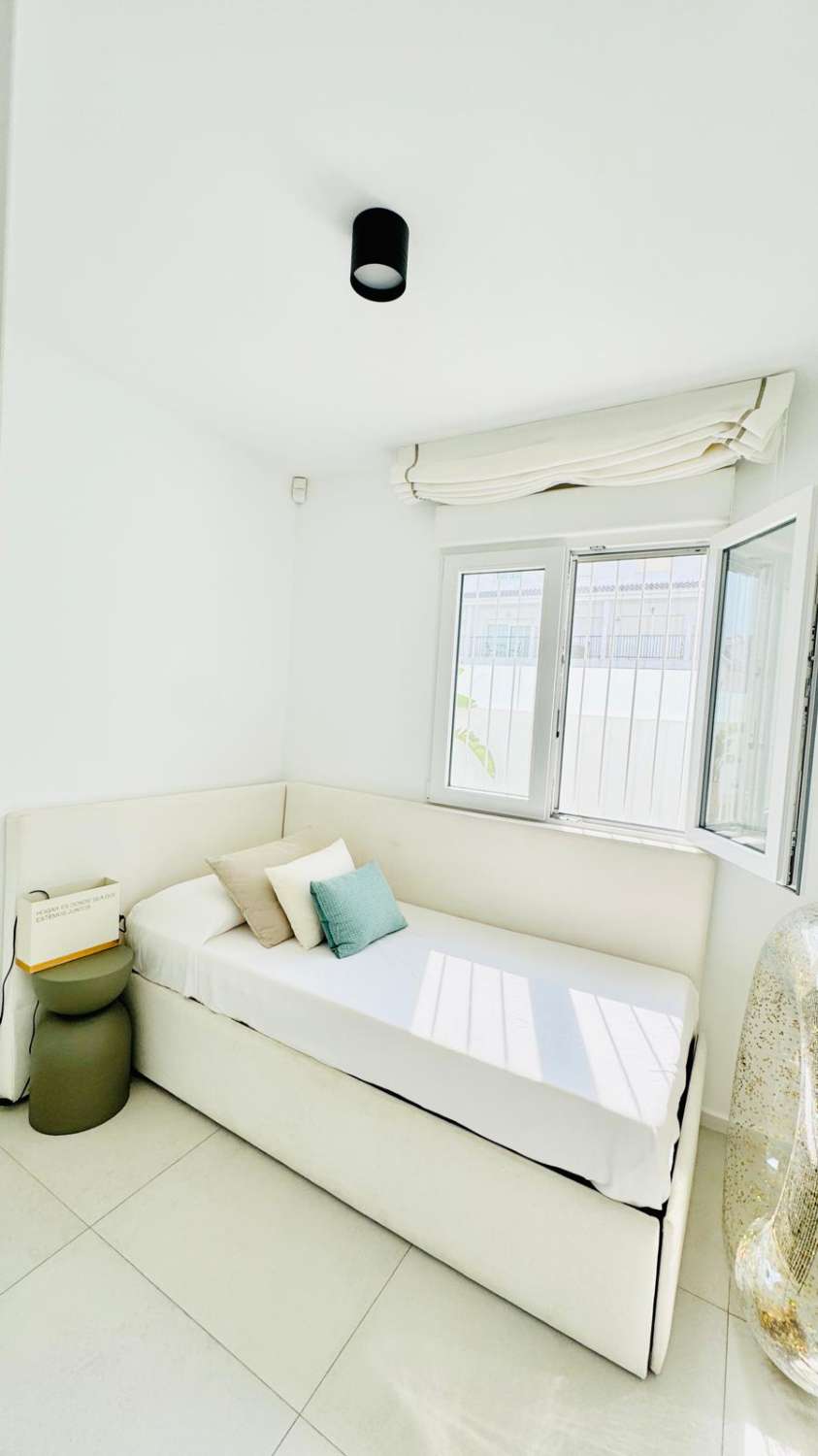 EXCLUSIVO ADOSADO EN ESQUINA REFORMADO A 200M DEL MAR EN LA VELETA – JARDÍN PRIVADO, 3 DORMITORIOS Y GARAJE