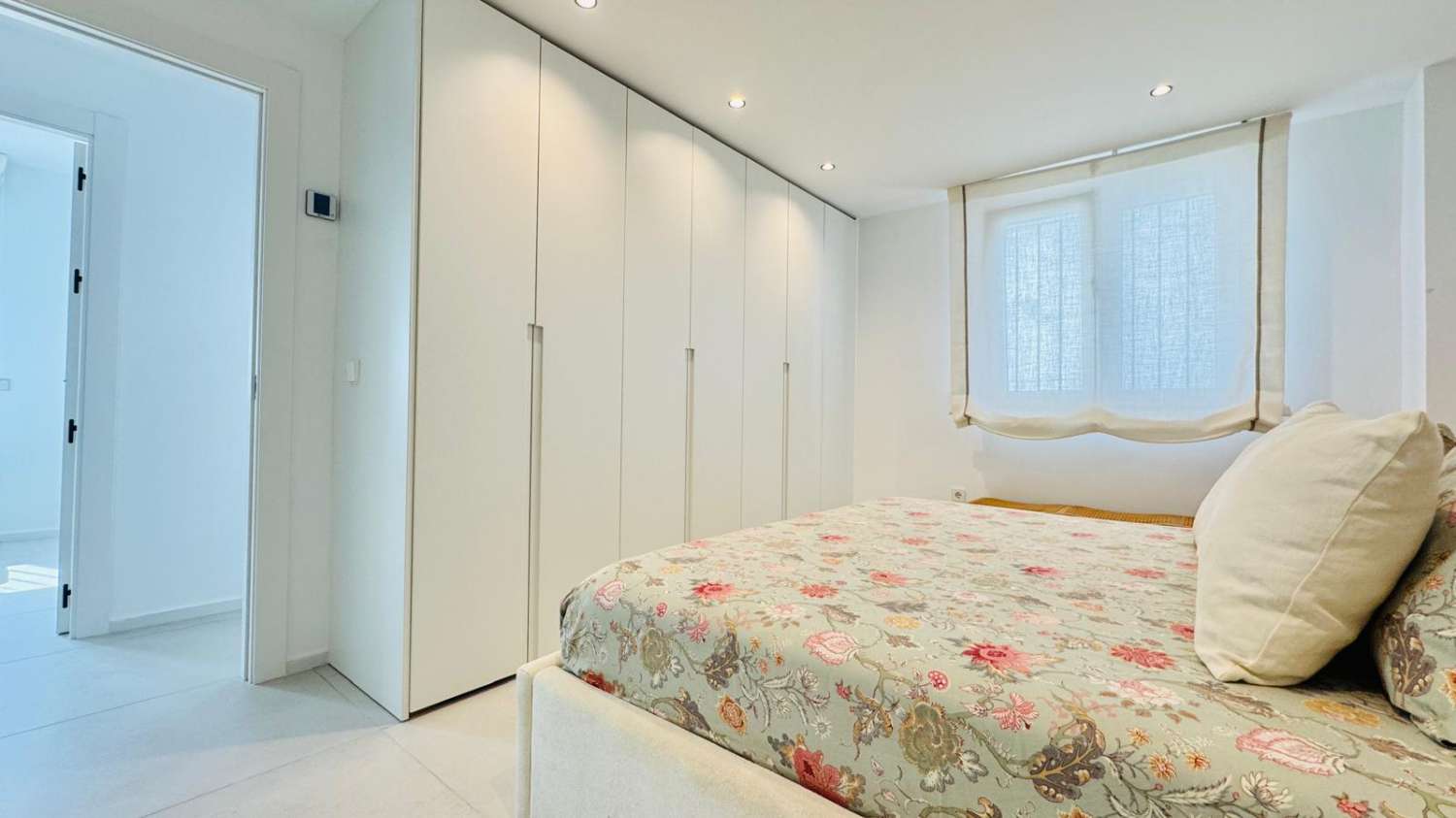 EXCLUSIVO ADOSADO EN ESQUINA REFORMADO A 200M DEL MAR EN LA VELETA – JARDÍN PRIVADO, 3 DORMITORIOS Y GARAJE