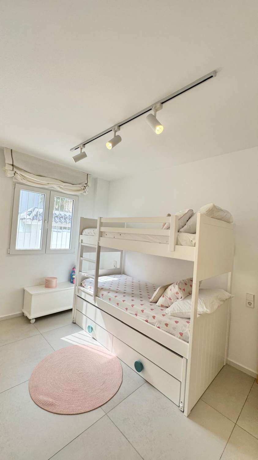 EXCLUSIVO ADOSADO EN ESQUINA REFORMADO A 200M DEL MAR EN LA VELETA – JARDÍN PRIVADO, 3 DORMITORIOS Y GARAJE