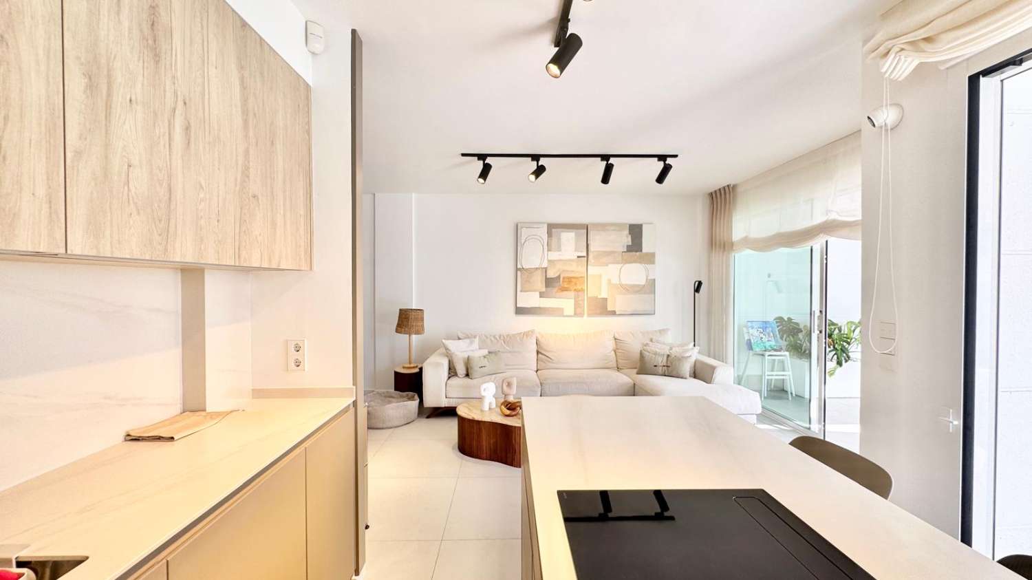 EXCLUSIVO ADOSADO EN ESQUINA REFORMADO A 200M DEL MAR EN LA VELETA – JARDÍN PRIVADO, 3 DORMITORIOS Y GARAJE