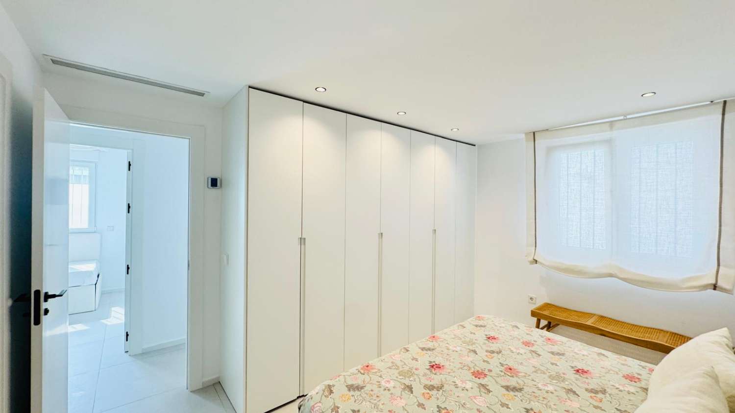 EXCLUSIVO ADOSADO EN ESQUINA REFORMADO A 200M DEL MAR EN LA VELETA – JARDÍN PRIVADO, 3 DORMITORIOS Y GARAJE