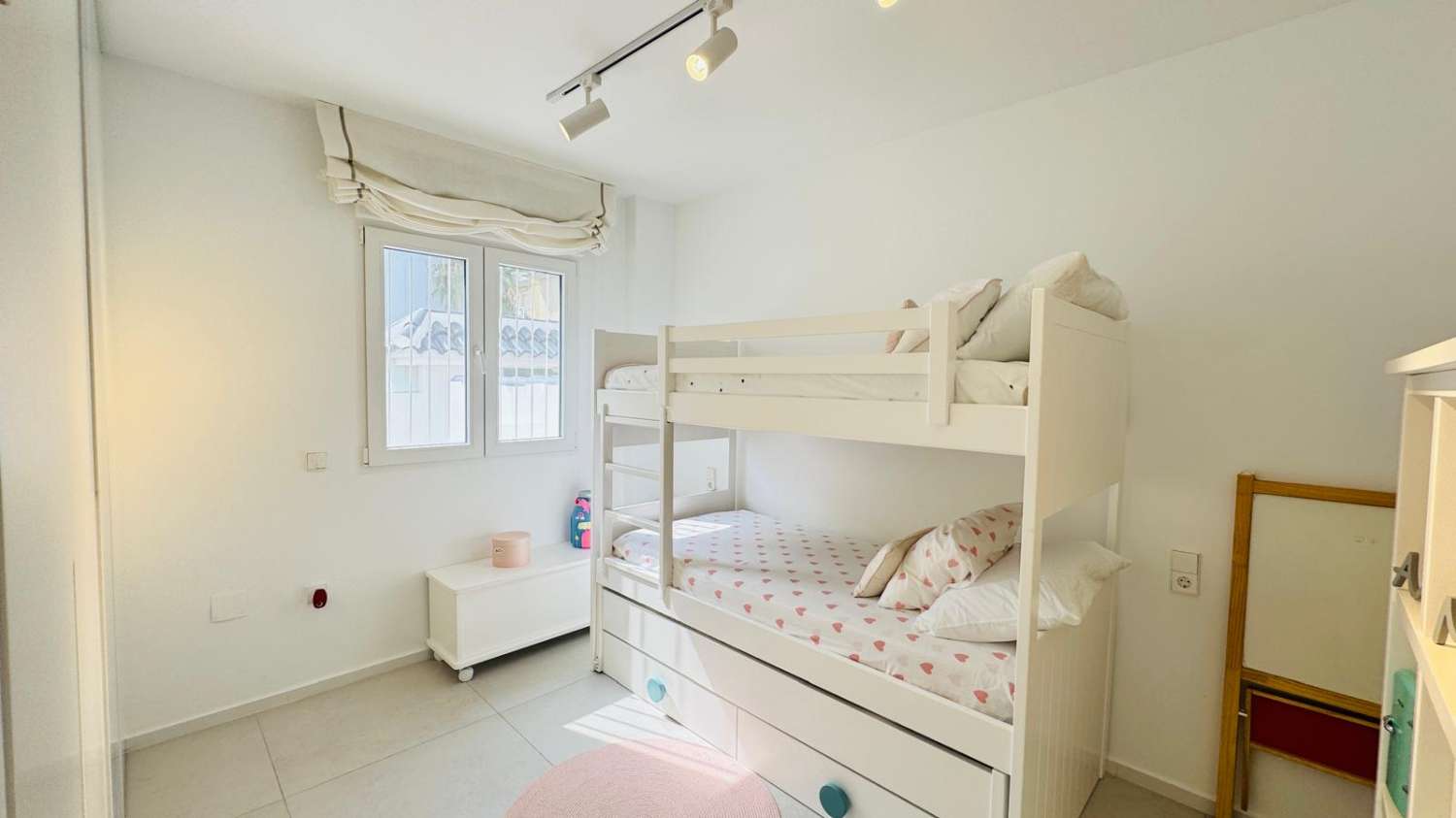 EXCLUSIVO ADOSADO EN ESQUINA REFORMADO A 200M DEL MAR EN LA VELETA – JARDÍN PRIVADO, 3 DORMITORIOS Y GARAJE