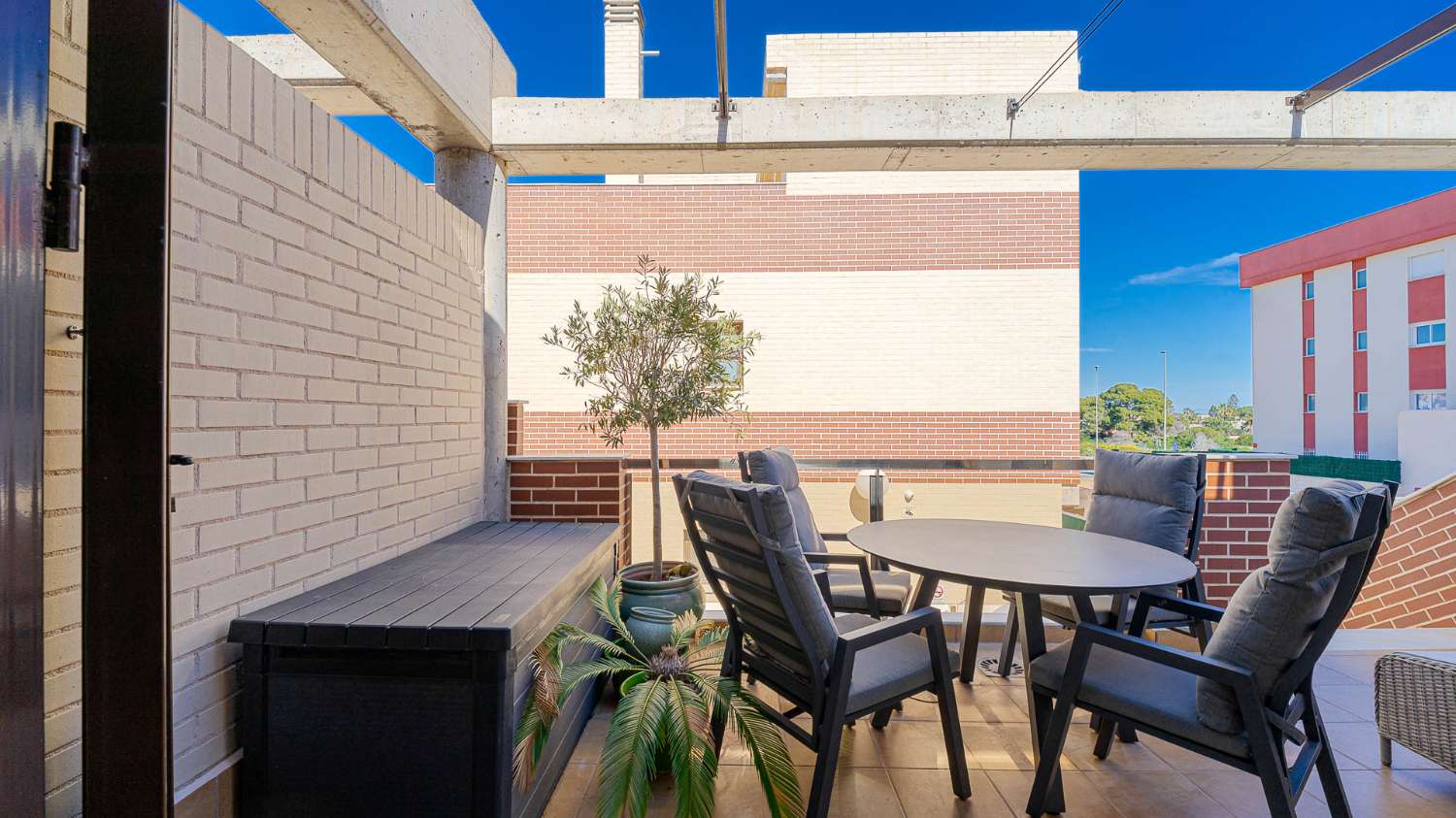 DÚPLEX MODERNO EN CABO ROIG CON SOLÁRIUM PRIVADO, VISTAS ABIERTAS Y PISCINA