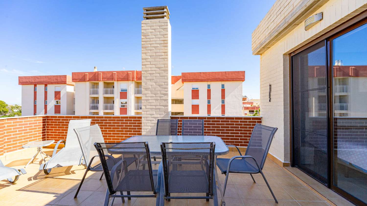 DÚPLEX MODERNO EN CABO ROIG CON SOLÁRIUM PRIVADO, VISTAS ABIERTAS Y PISCINA