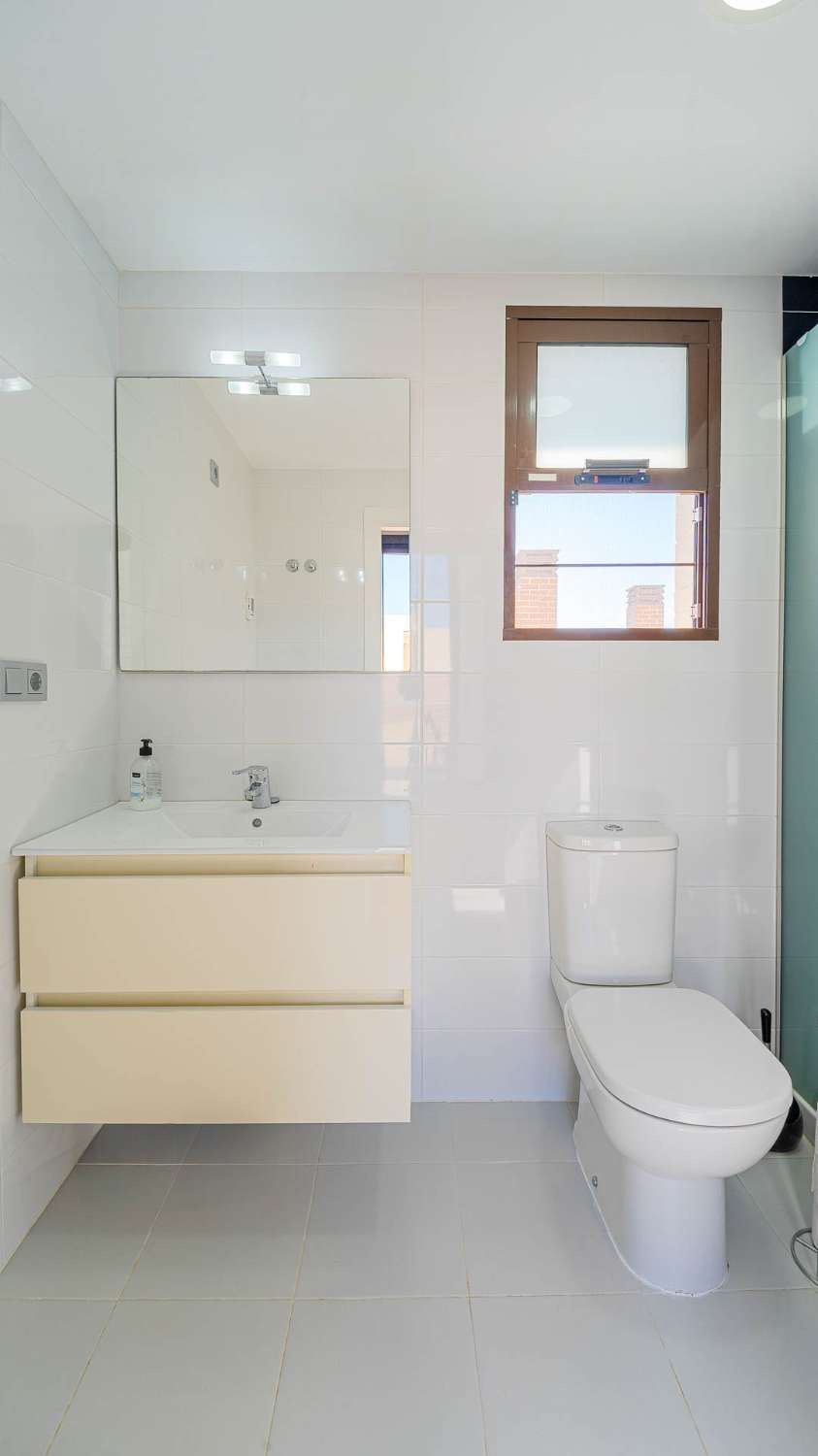 DÚPLEX MODERNO EN CABO ROIG CON SOLÁRIUM PRIVADO, VISTAS ABIERTAS Y PISCINA