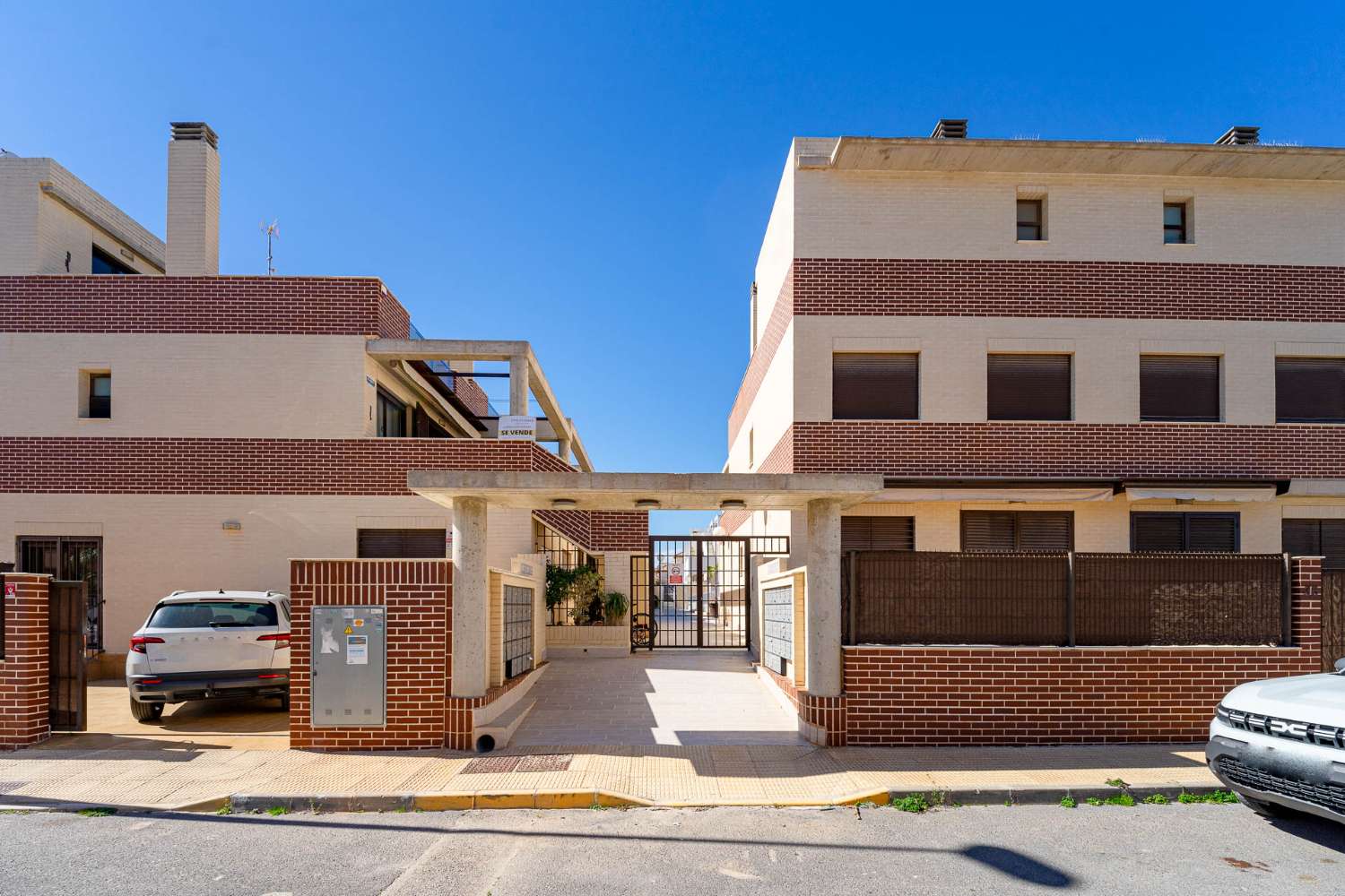 DÚPLEX MODERNO EN CABO ROIG CON SOLÁRIUM PRIVADO, VISTAS ABIERTAS Y PISCINA