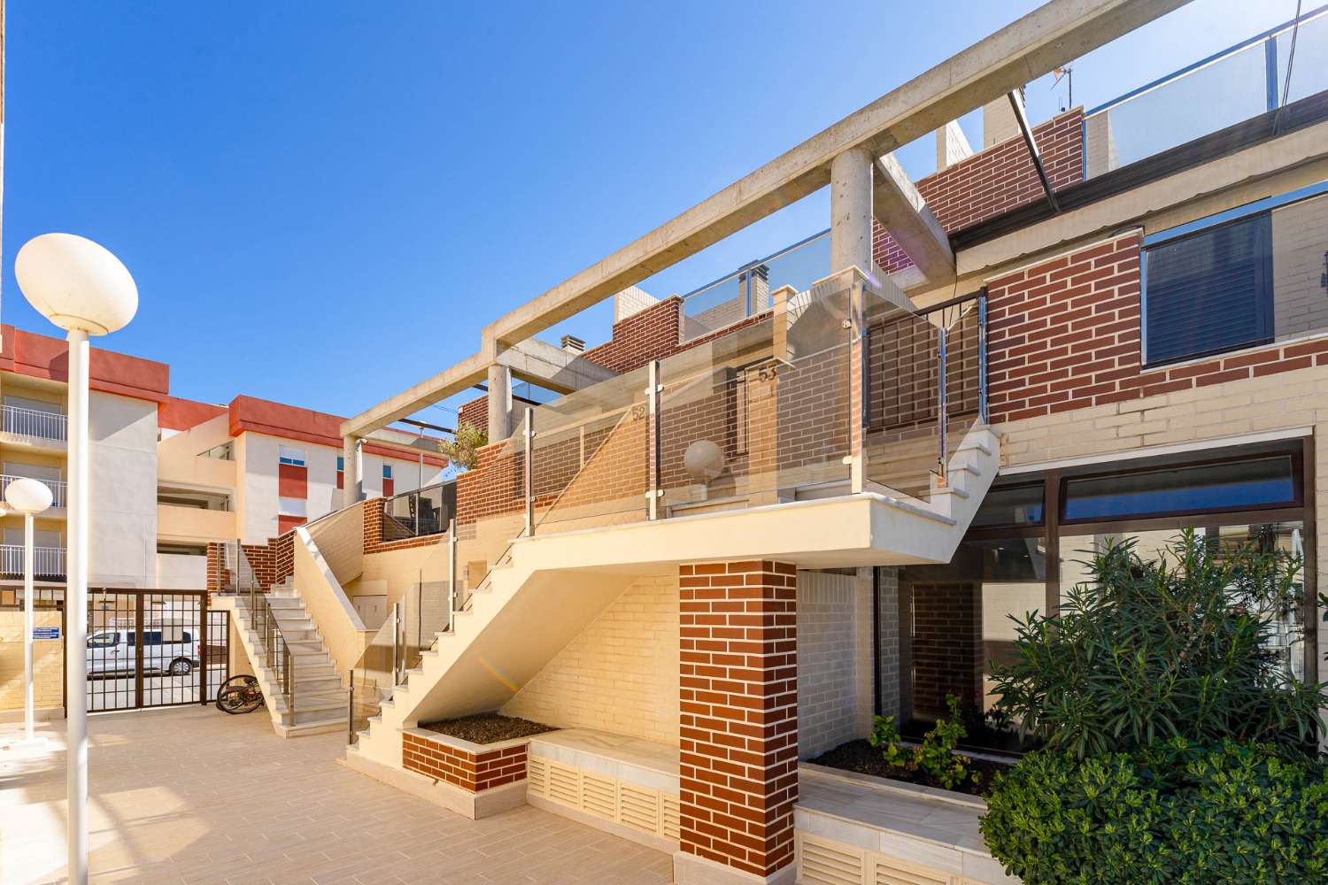 DÚPLEX MODERNO EN CABO ROIG CON SOLÁRIUM PRIVADO, VISTAS ABIERTAS Y PISCINA