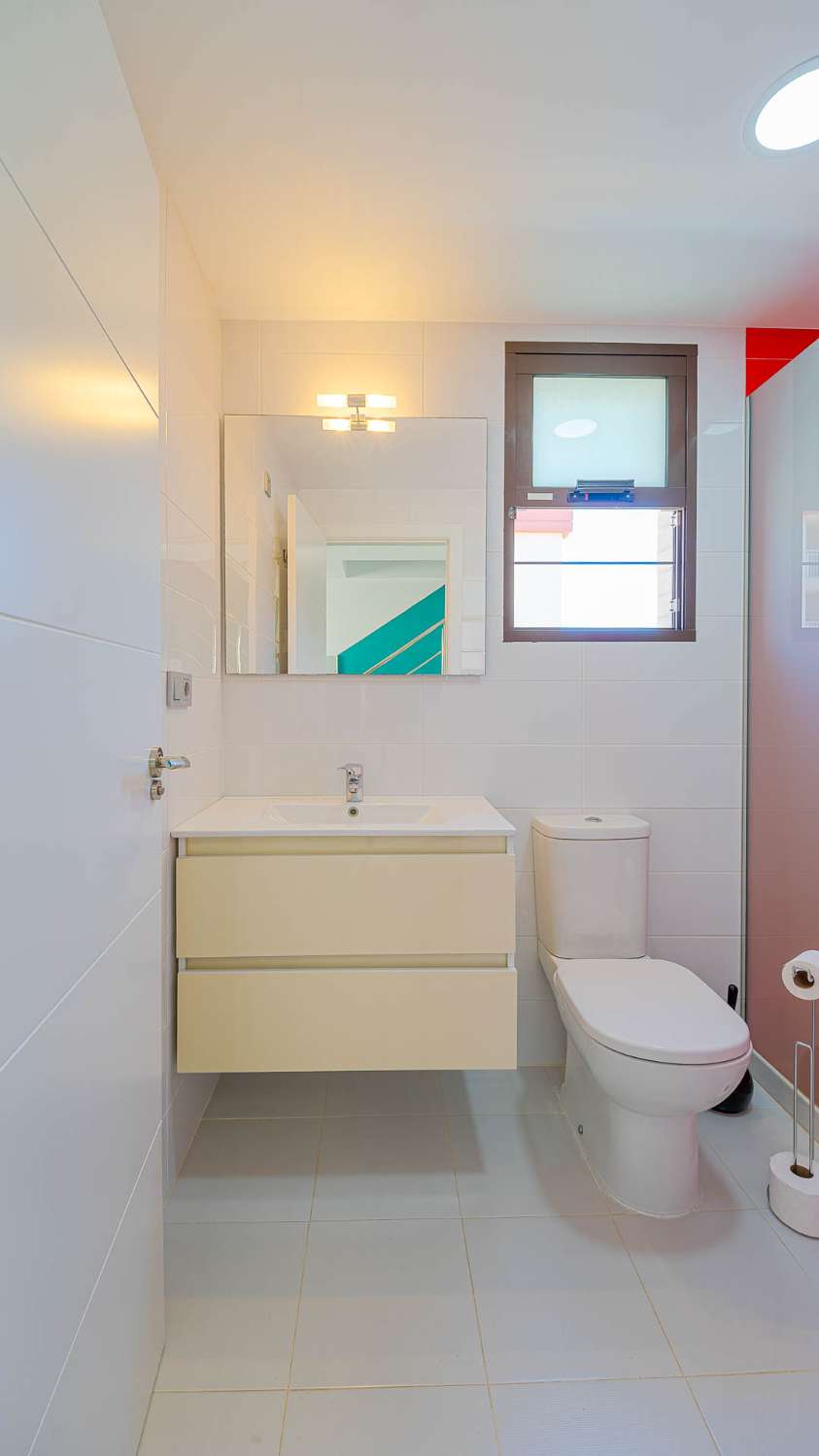 DÚPLEX MODERNO EN CABO ROIG CON SOLÁRIUM PRIVADO, VISTAS ABIERTAS Y PISCINA