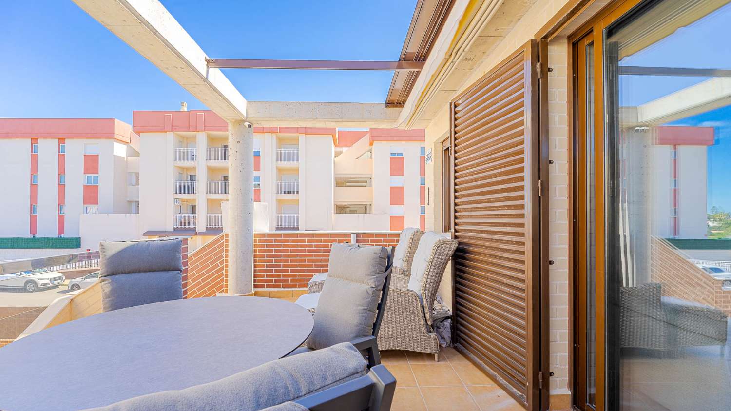 DÚPLEX MODERNO EN CABO ROIG CON SOLÁRIUM PRIVADO, VISTAS ABIERTAS Y PISCINA