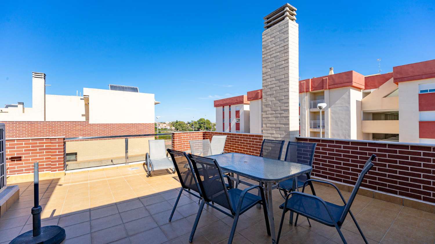 DÚPLEX MODERNO EN CABO ROIG CON SOLÁRIUM PRIVADO, VISTAS ABIERTAS Y PISCINA