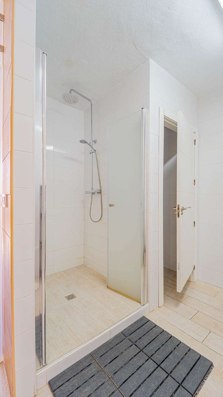 DÚPLEX MODERNO EN CABO ROIG CON SOLÁRIUM PRIVADO, VISTAS ABIERTAS Y PISCINA