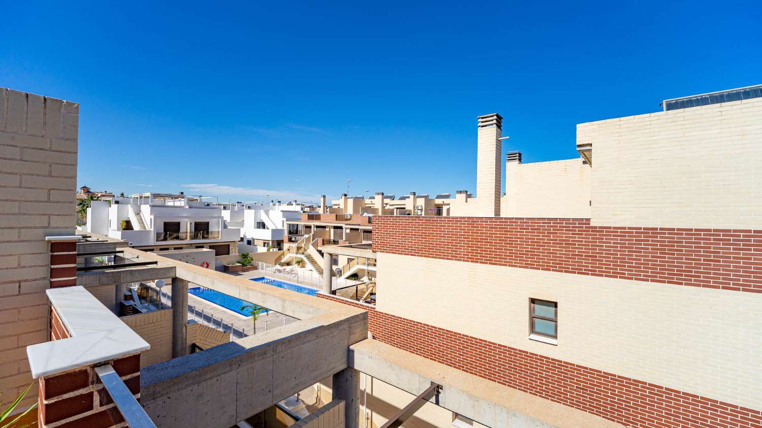 DÚPLEX MODERNO EN CABO ROIG CON SOLÁRIUM PRIVADO, VISTAS ABIERTAS Y PISCINA