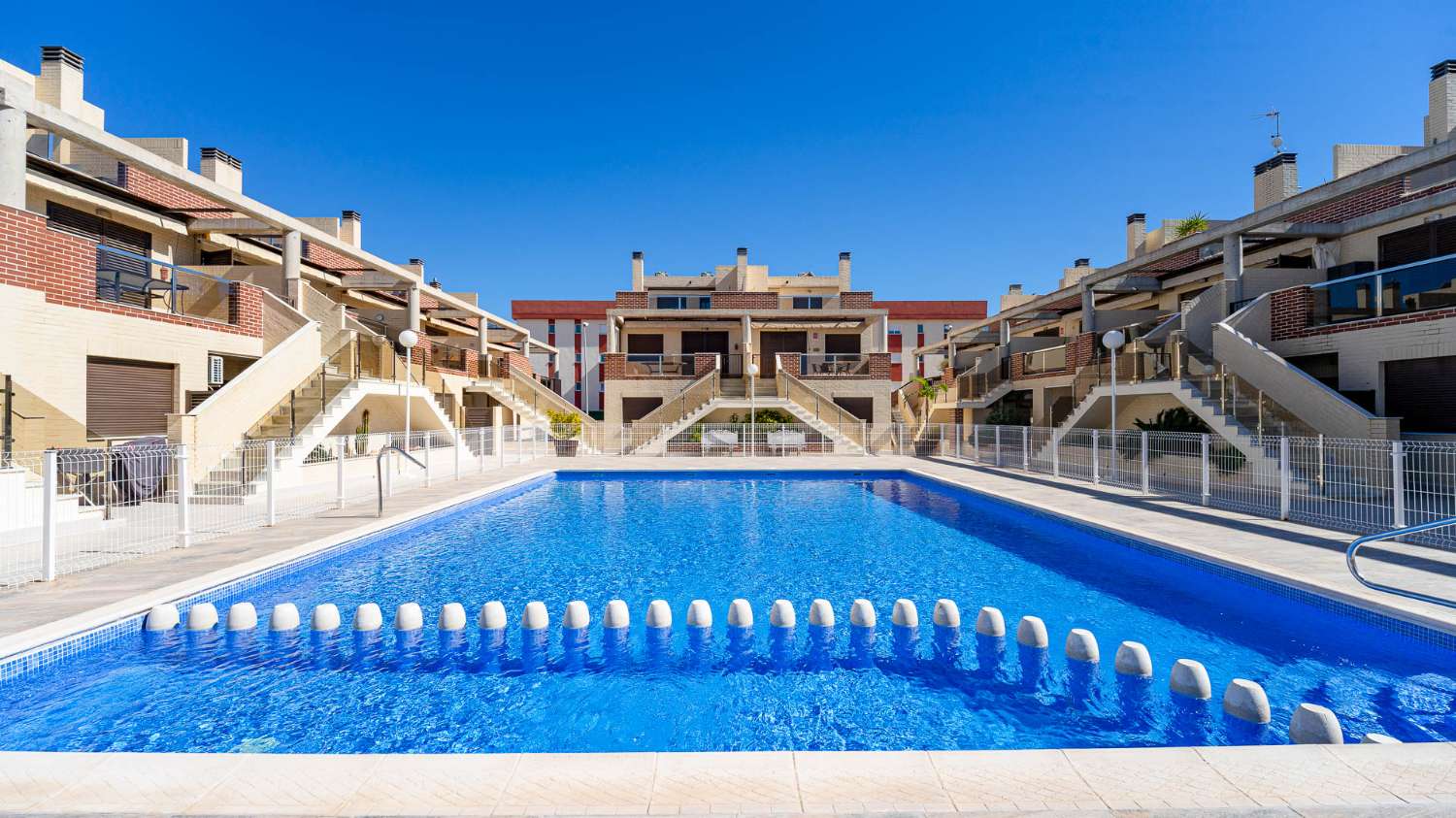DÚPLEX MODERNO EN CABO ROIG CON SOLÁRIUM PRIVADO, VISTAS ABIERTAS Y PISCINA