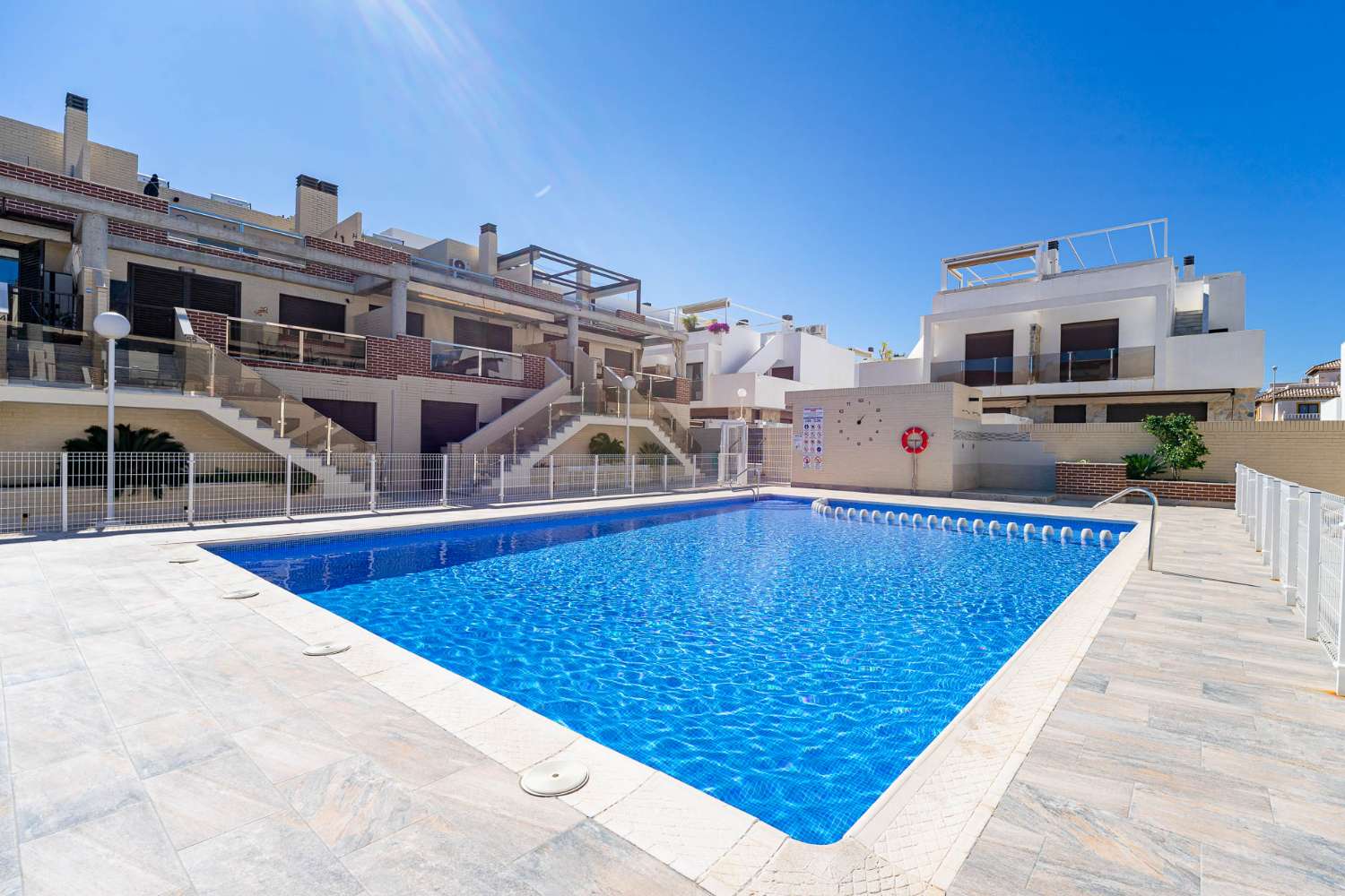 DÚPLEX MODERNO EN CABO ROIG CON SOLÁRIUM PRIVADO, VISTAS ABIERTAS Y PISCINA