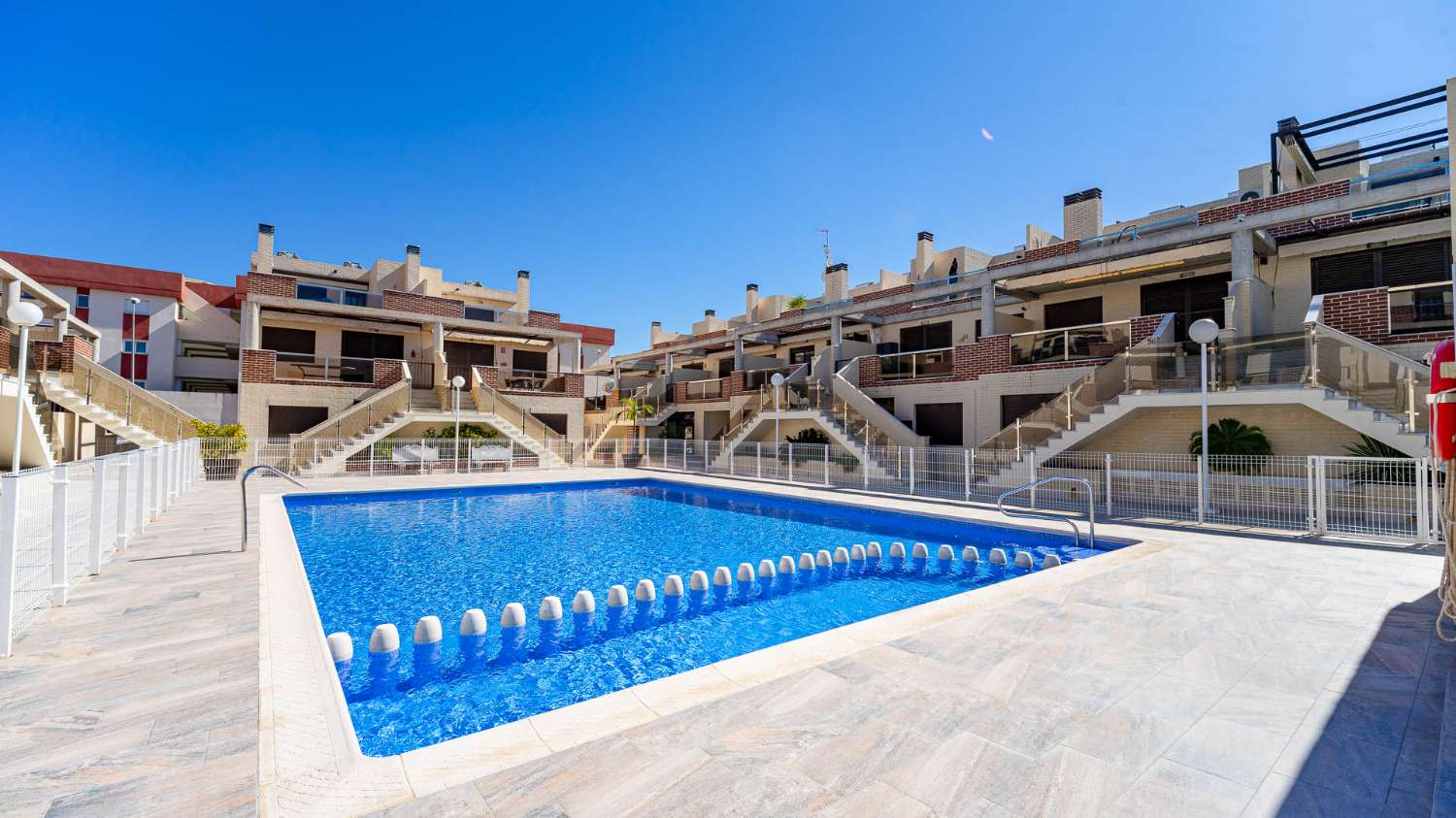 DÚPLEX MODERNO EN CABO ROIG CON SOLÁRIUM PRIVADO, VISTAS ABIERTAS Y PISCINA