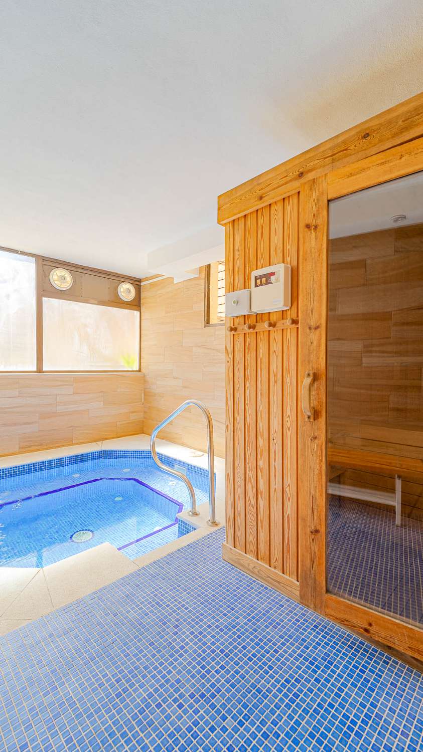 DÚPLEX MODERNO EN CABO ROIG CON SOLÁRIUM PRIVADO, VISTAS ABIERTAS Y PISCINA